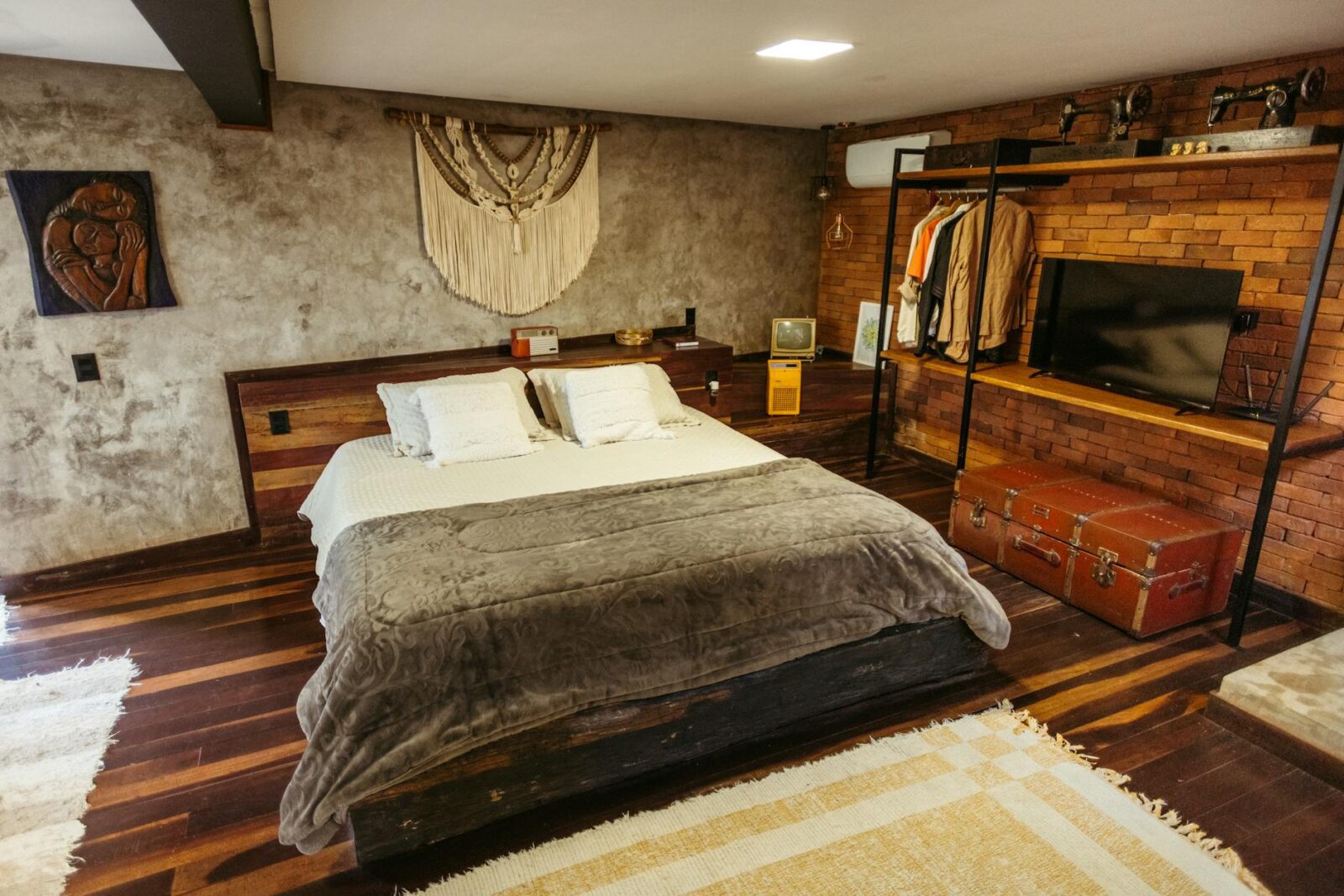 9 Airbnbs That Once Belonged to Legends Like Frank Sinatra, Elizabeth Taylor, and Jane Austen - Photo by Jonathan Borba on Pexels