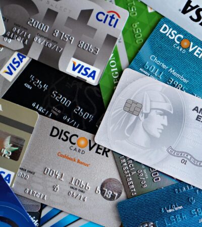 Which airline credit cards offer the best priority boarding perks? - Photo by DΛVΞ GΛRCIΛ on Pexels