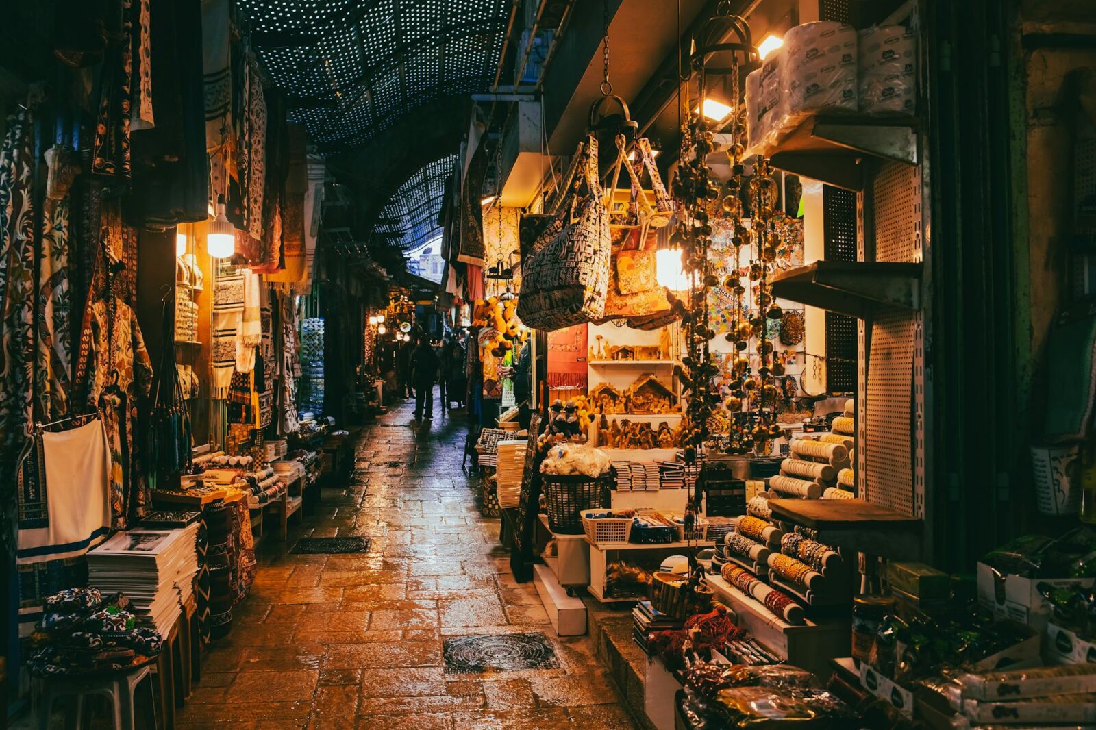 Dubai Hotels Pull Nearly 2,000 Rooms for Renovations as Iran War Hits Occupancy - Photo by Виктор Соломоник on Pexels