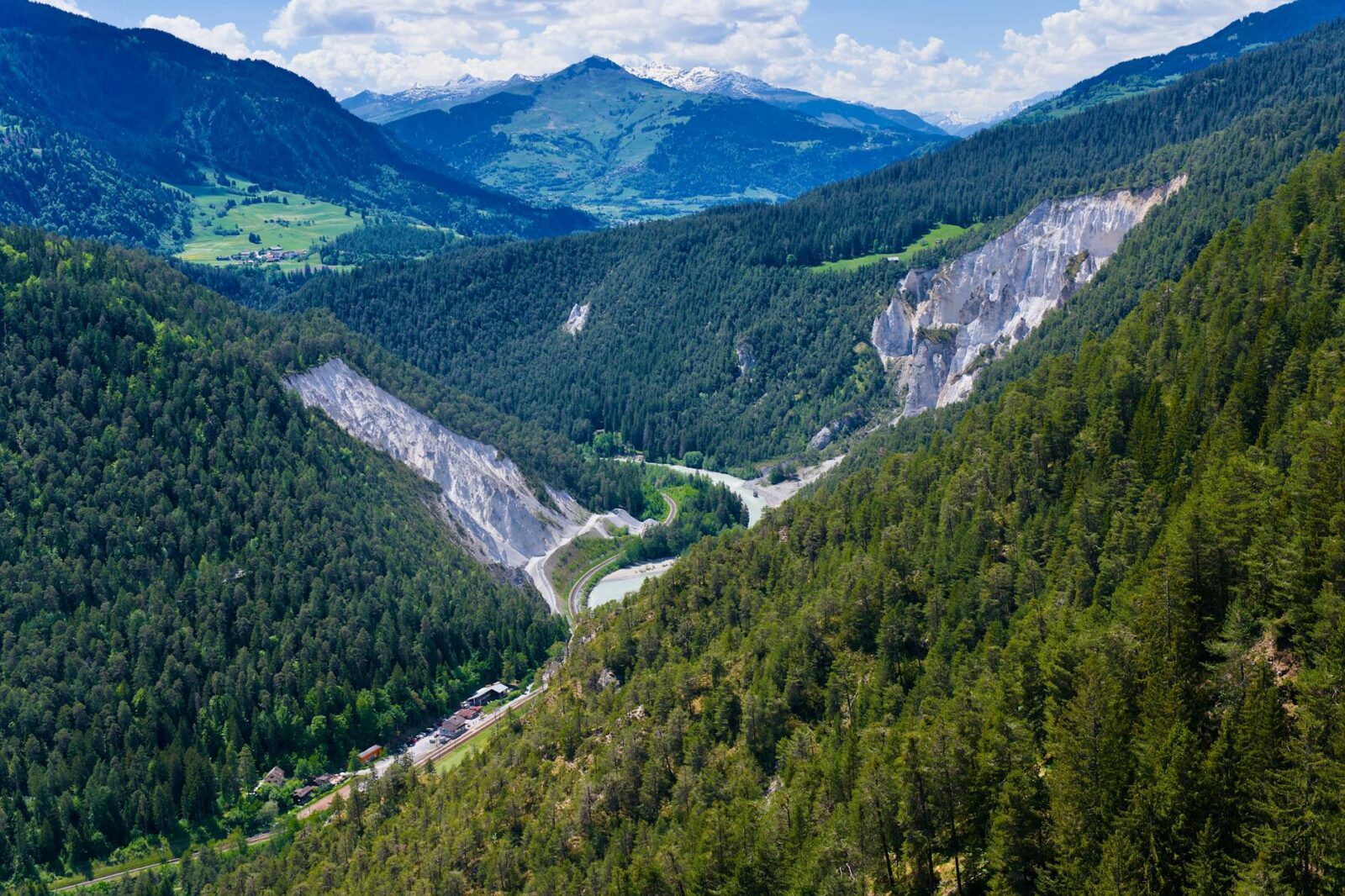 Switzerland Wants to Train the “Perfect Tourist.” Hawaii Shows What Comes Next - Photo by Jean-Paul Wettstein on Pexels