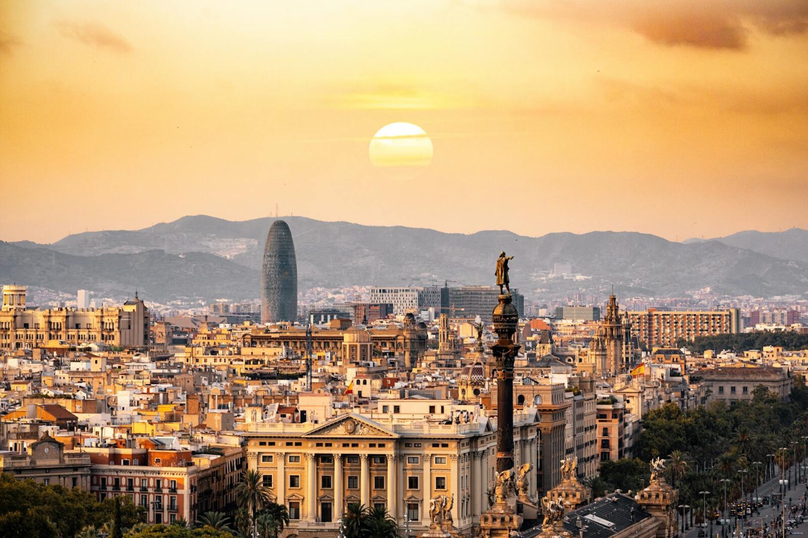 Deal of the day: Fly to Barcelona in premium economy for just 35,000 Atmos Rewards points - Photo by Aleksandar Pasaric on Pexels