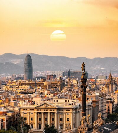 Deal of the day: Fly to Barcelona in premium economy for just 35,000 Atmos Rewards points - Photo by Aleksandar Pasaric on Pexels