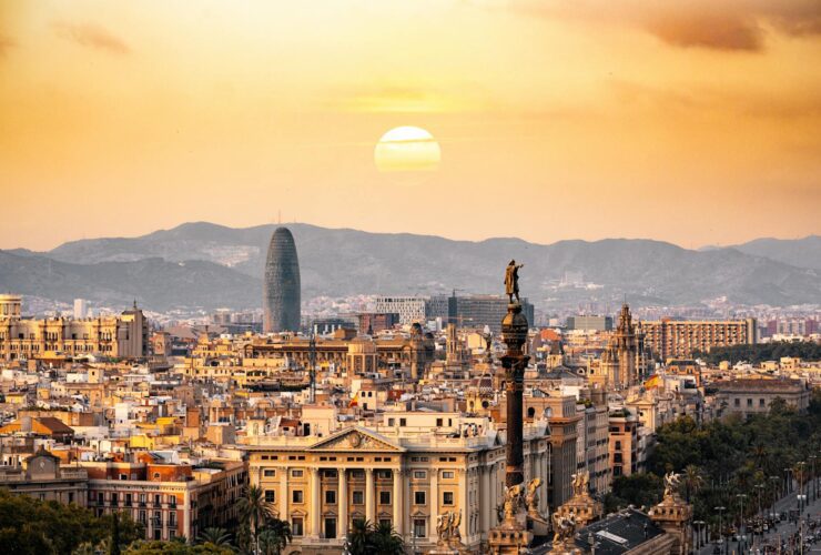 Deal of the day: Fly to Barcelona in premium economy for just 35,000 Atmos Rewards points - Photo by Aleksandar Pasaric on Pexels