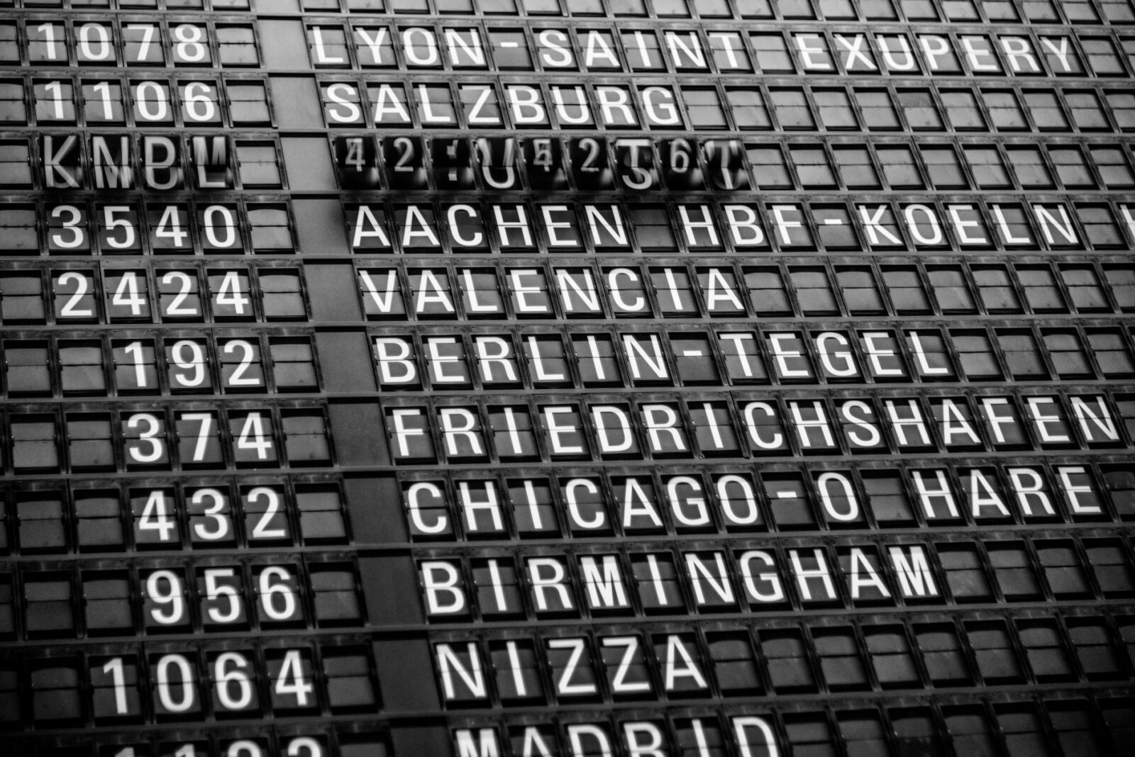 how to find cheap flights - Photo by wal_ 172619 on Pexels