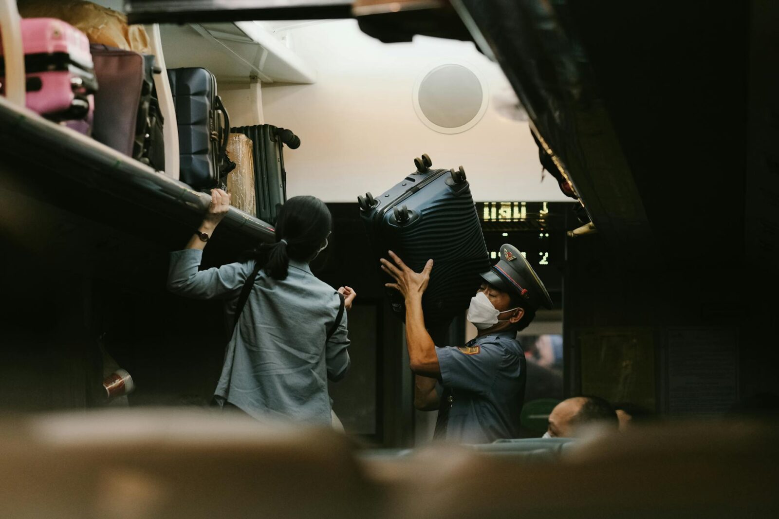 Specialized traveler support agents improve service quality by up to 21% compared to AI-solutions - Photo by Pew Nguyen on Pexels