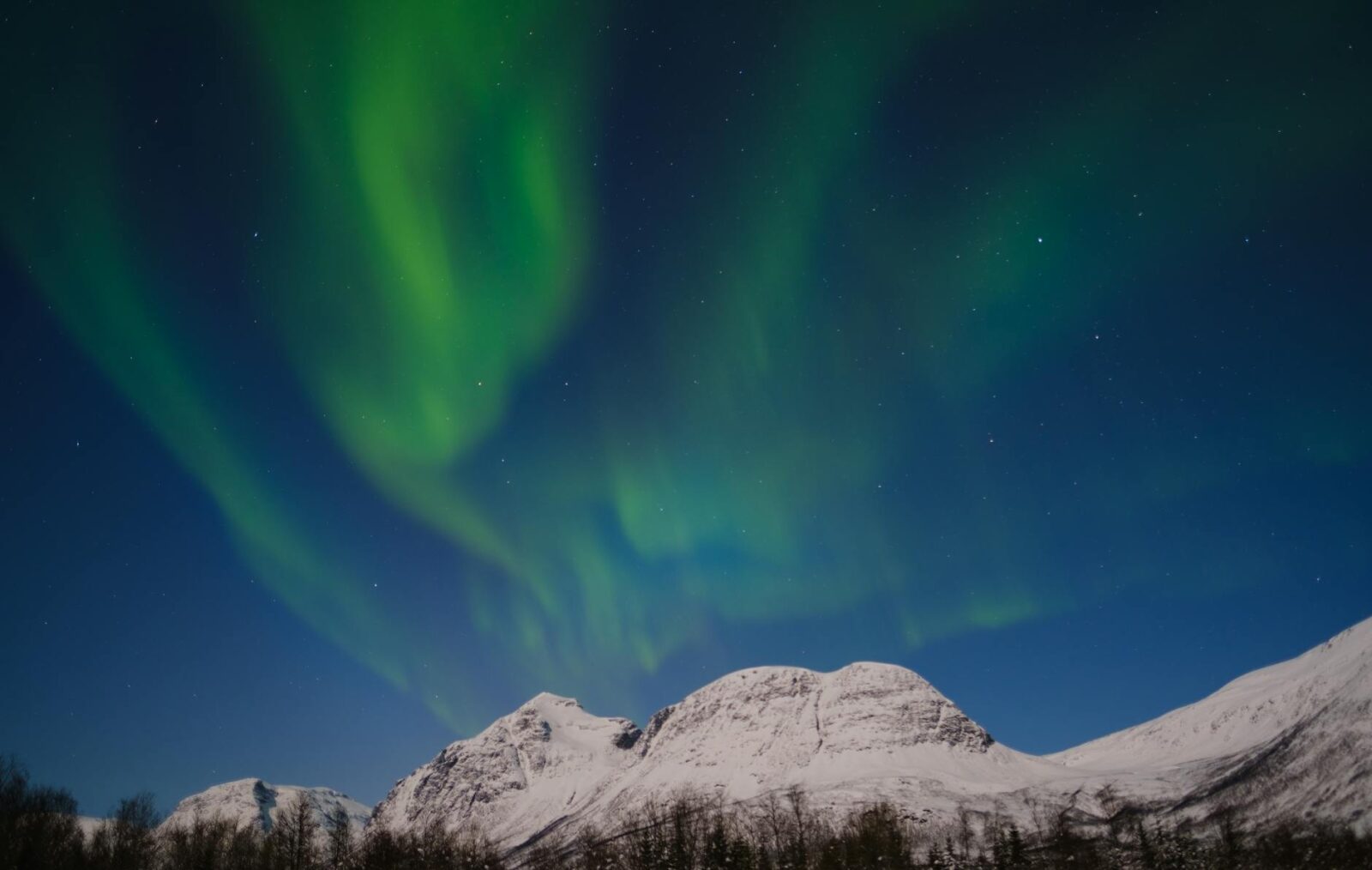 Iceland in Winter Northern Lights Road Trips and Hot Springs — Updated Guide - Photo by Stan Platt-Jones on Pexels
