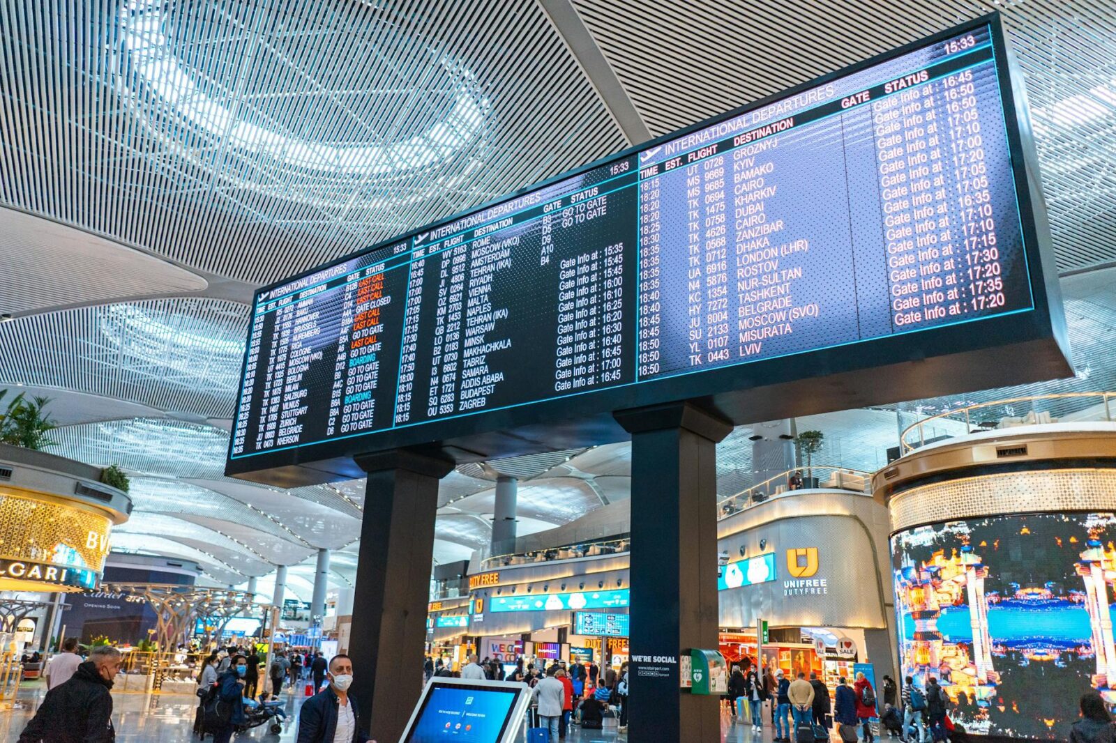 does travel insurance cover cancelled flights - Photo by Atlantic Ambience on Pexels