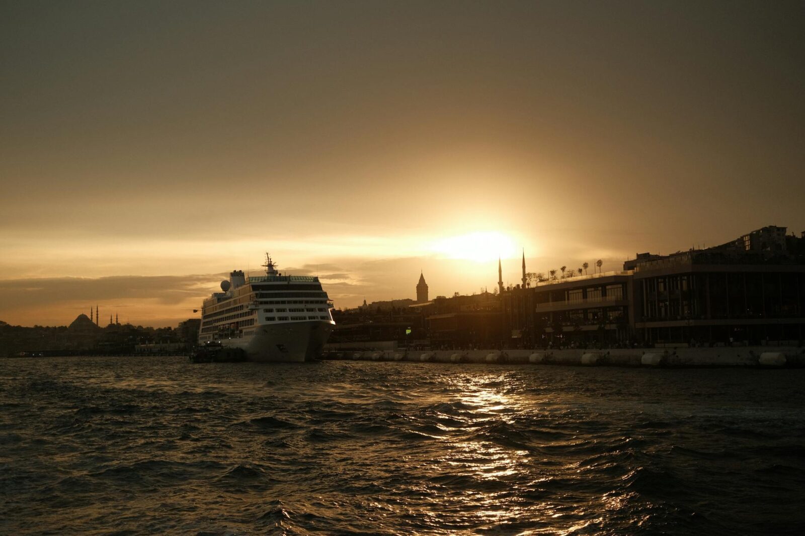 cruises - Photo by Burak Arlı on Pexels