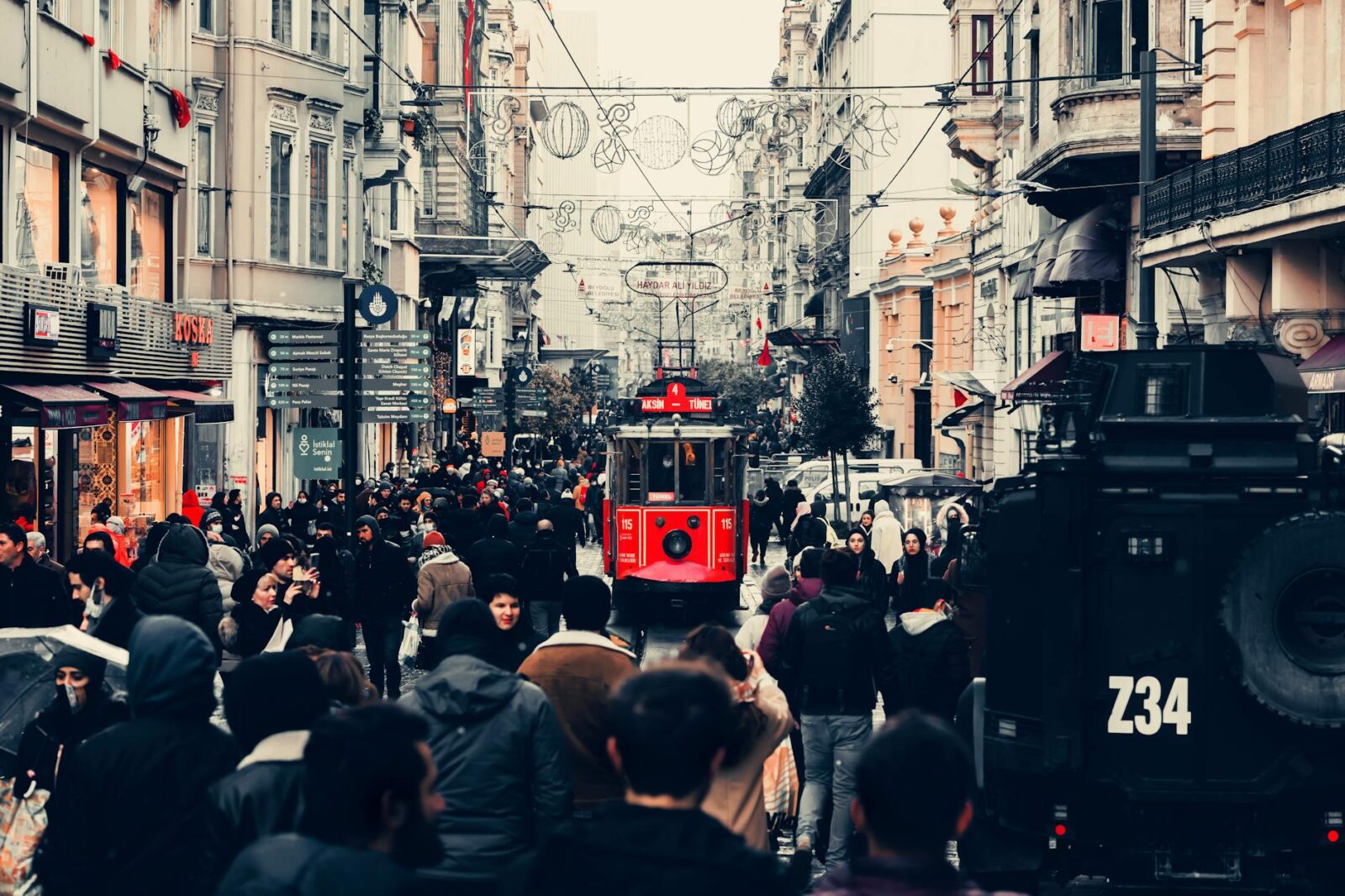 Overrated Tourist Traps and Where to Go Instead - Photo by Muhammed Eratilgan on Pexels