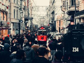 Overrated Tourist Traps and Where to Go Instead - Photo by Muhammed Eratilgan on Pexels