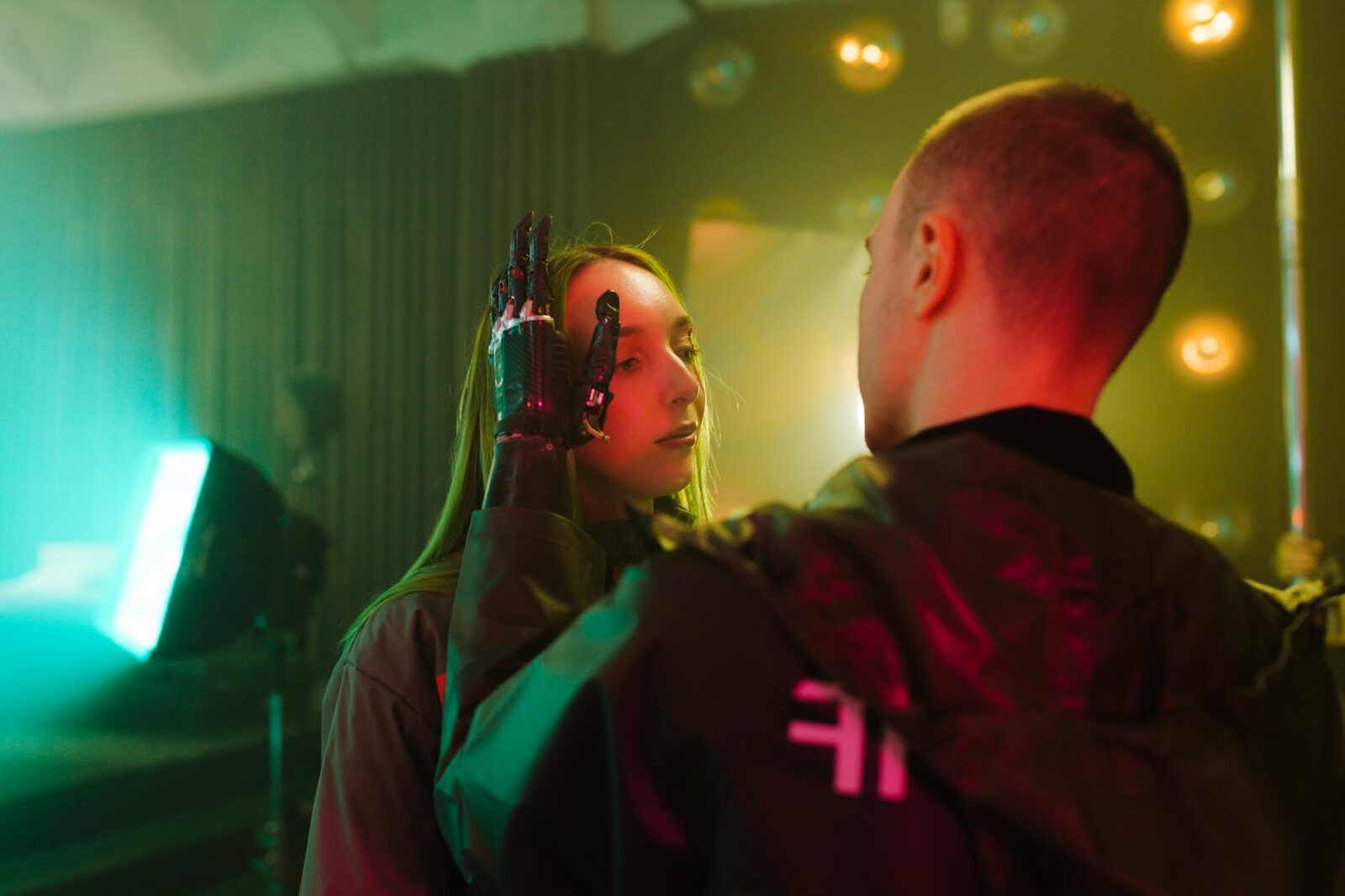 Specialized traveler support agents improve service quality by up to 21% compared to AI-solutions - Photo by Yaroslav Shuraev on Pexels