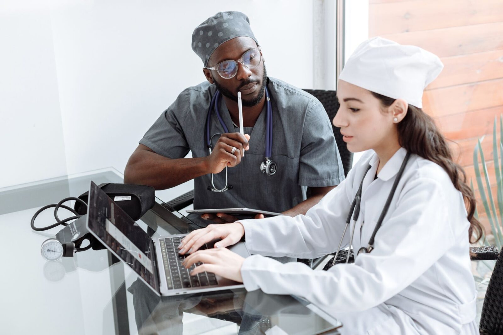 Unique liaison programme set to reinforce close collaboration between MHRA and FDA - Photo by Thirdman on Pexels