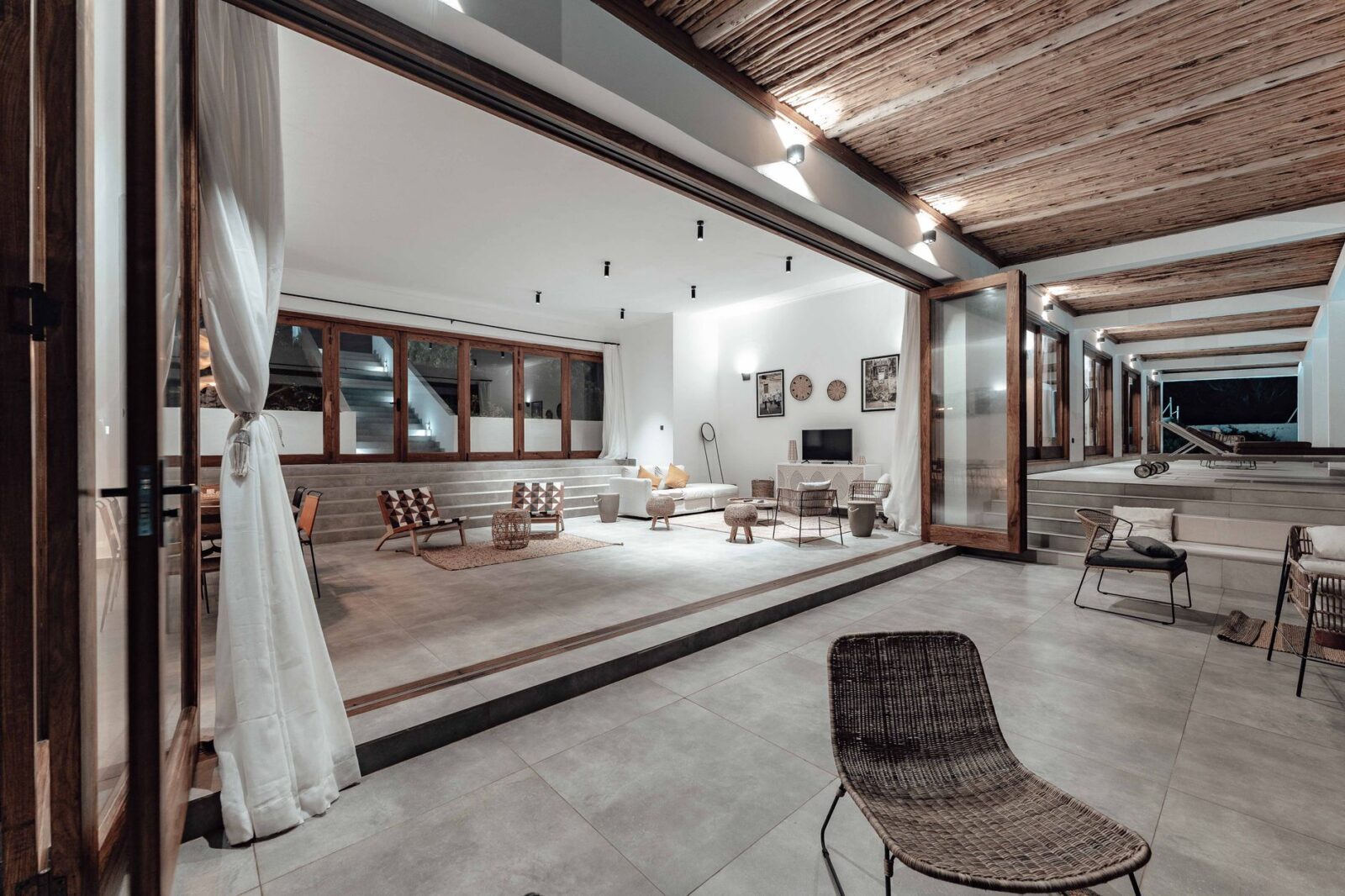 This Tree House Airbnb Is Built Around a Living Tree in South Carolina’s Blue Ridge Mountains - Photo by Keegan Checks on Pexels