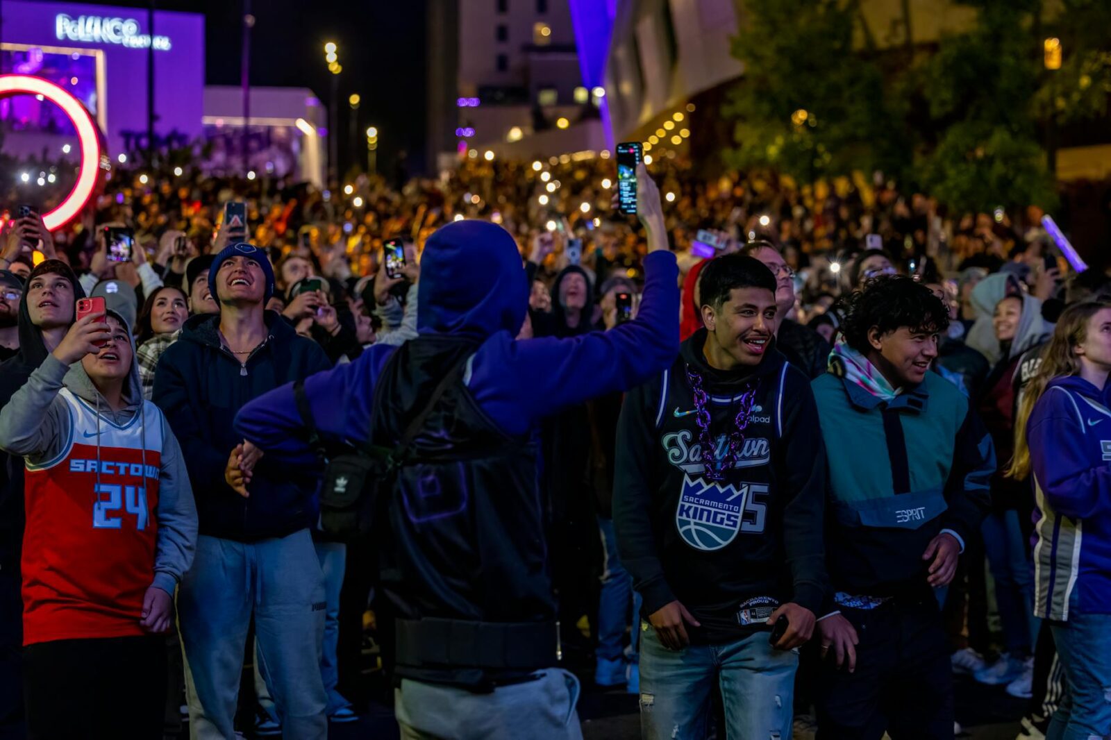 knicks watch party - Photo by Stephen Leonardi on Pexels