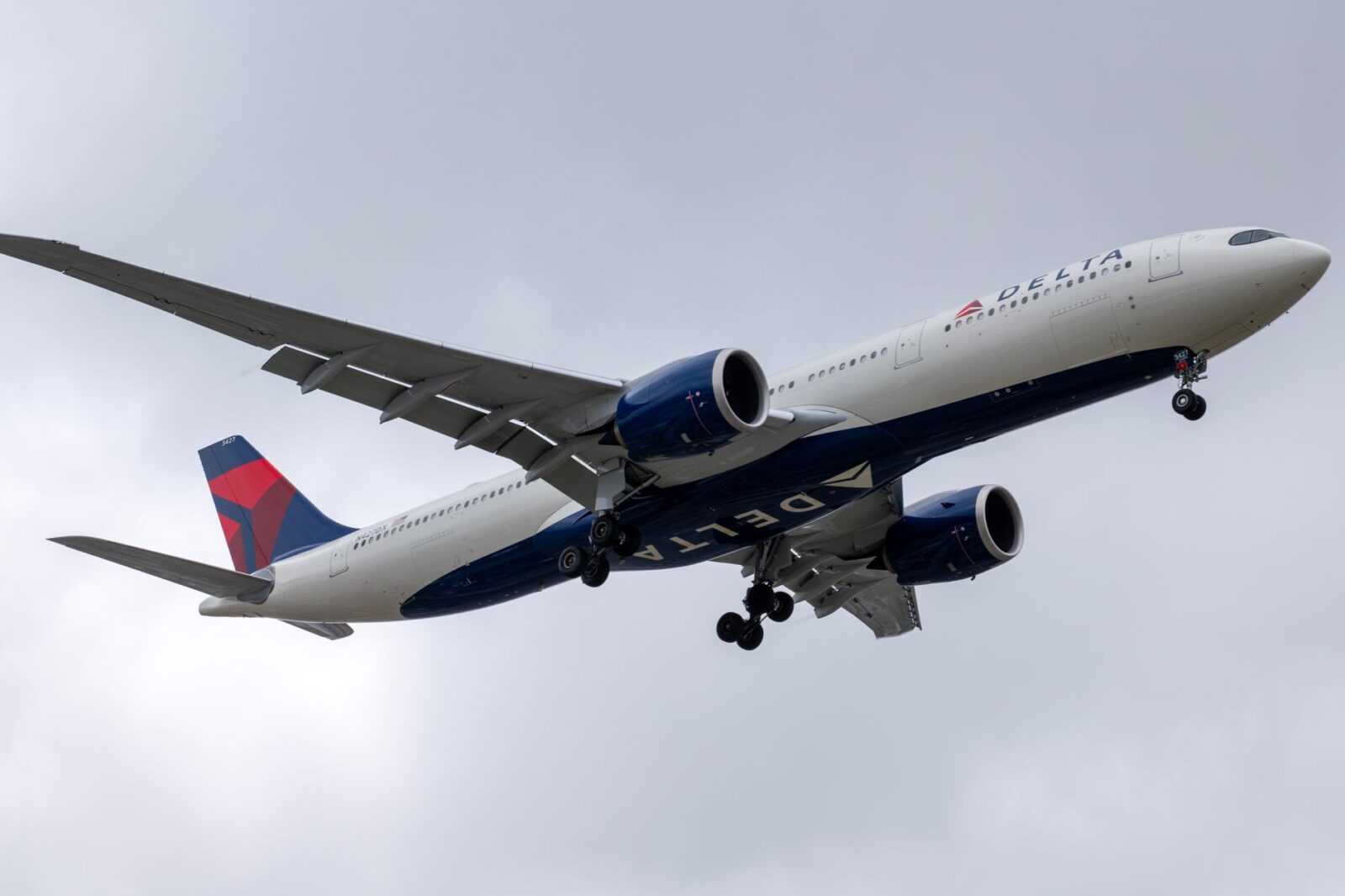 Delta SkyMiles Reserve American Express Card review: Top-tier perks for Delta flyers - Photo by Ramaz Bluashvili on Pexels