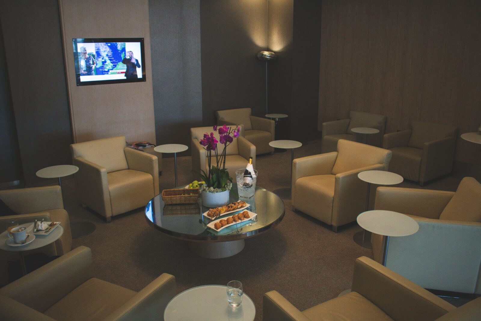 Best Travel Credit Cards for Free Airport Lounge Access 2026 — Updated Guide - Photo by Connor Danylenko on Pexels