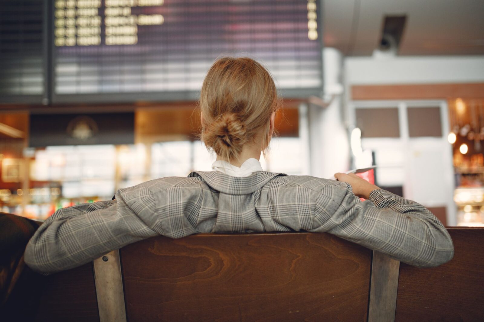 Best Travel Credit Cards for Free Airport Lounge Access 2026 — Updated Guide - Photo by Gustavo Fring on Pexels