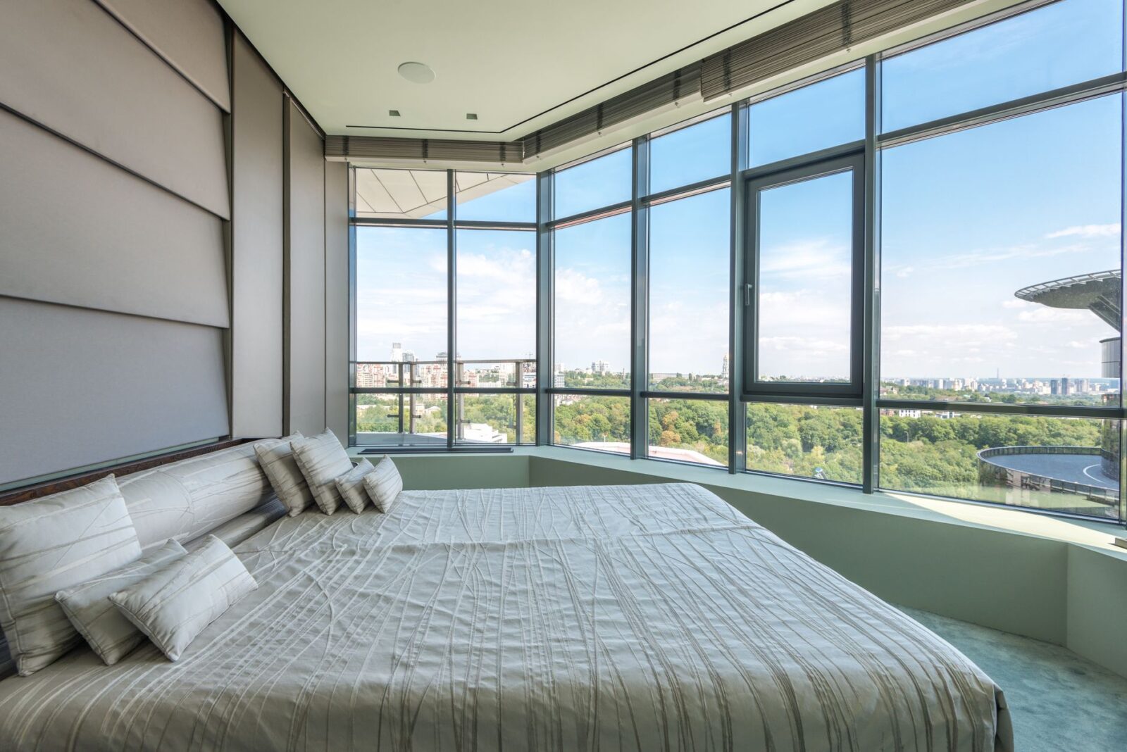 Hilton Cuts Fees to Rebuild Hotel Owners’ Margins as Costs Stay Sticky - Photo by Max Vakhtbovych on Pexels