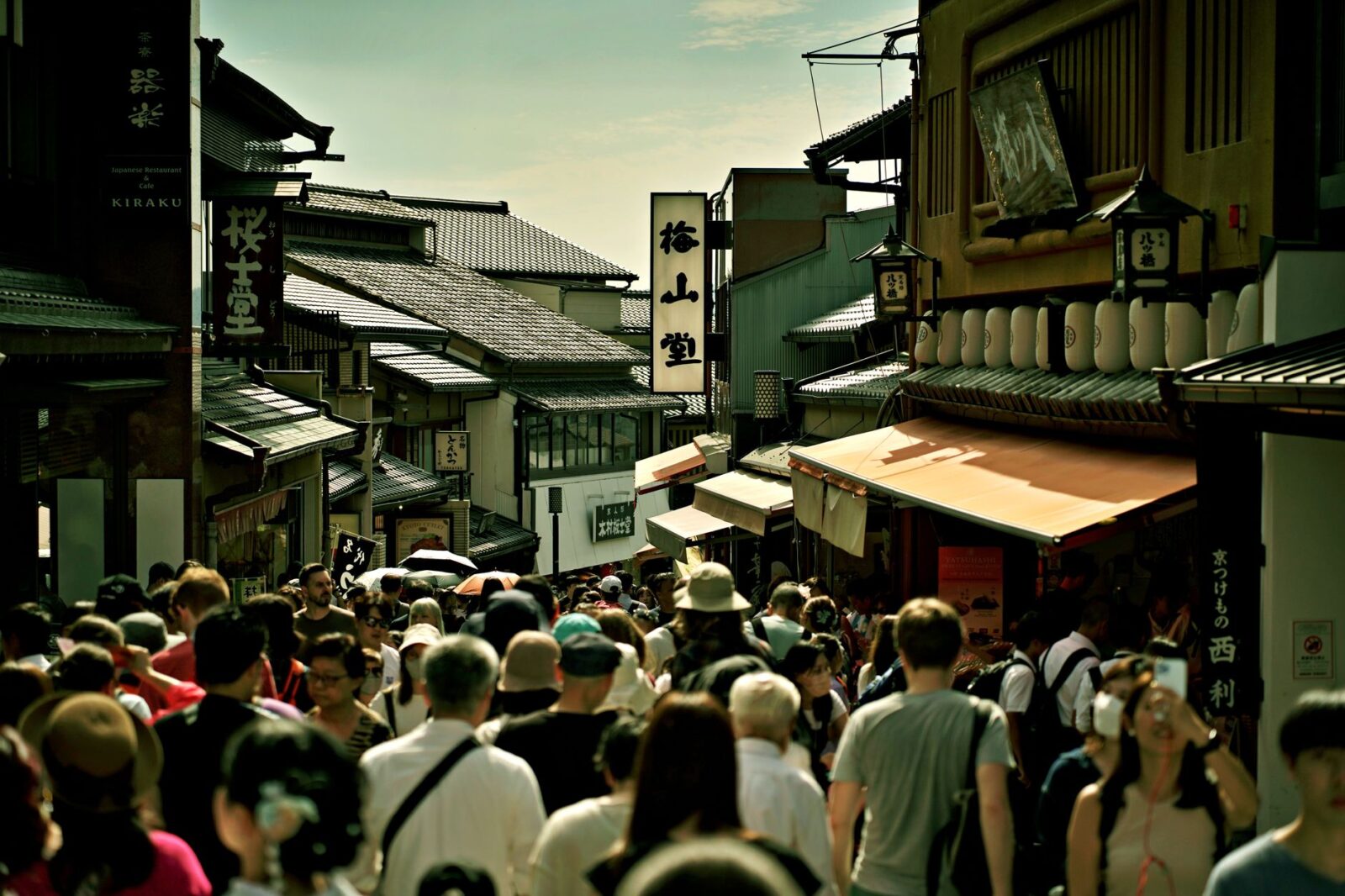 Most Dangerous Tourist Destinations and Safer Alternatives - Photo by JOHN.HK KIM on Pexels