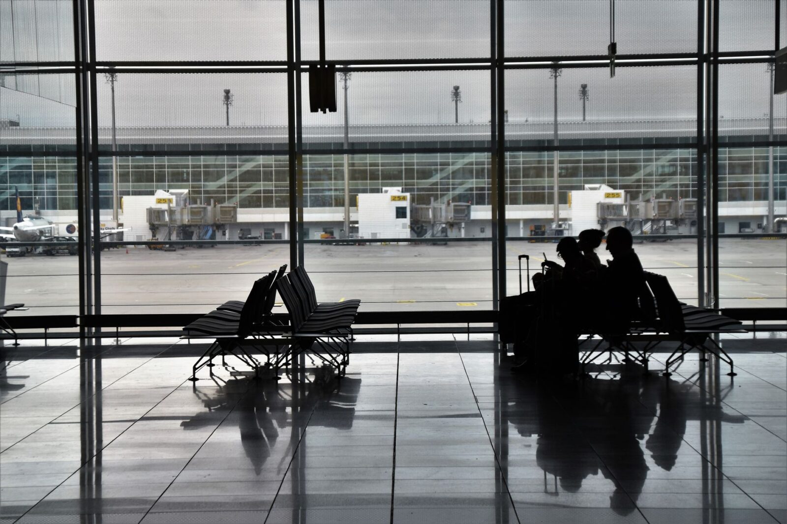 does travel insurance cover cancelled flights - Photo by Waldemar Brandt on Pexels