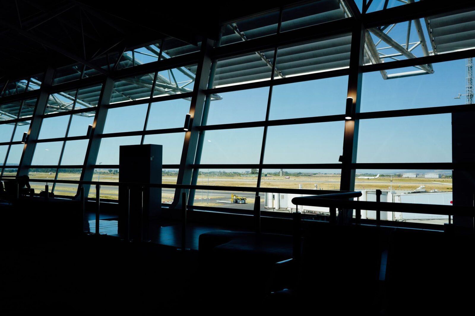 Best Travel Credit Cards for Free Airport Lounge Access 2026 - Photo by Adrien Olichon on Pexels