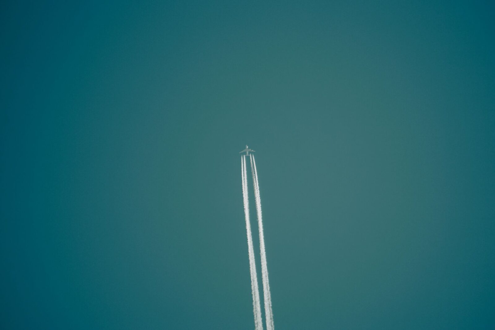 Gatwick Is Set To Expand — And So Will Its Carbon Footprint - Photo by Martin Schneider on Pexels