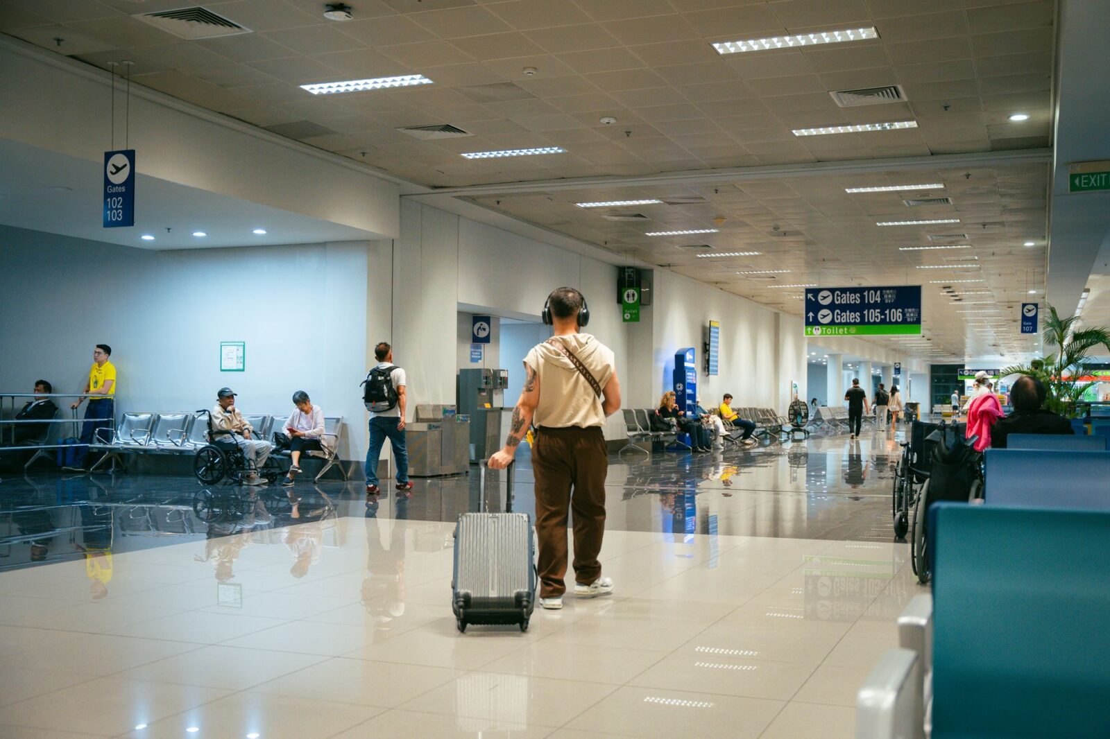 does travel insurance cover cancelled flights - Photo by Kenneth Surillo on Pexels