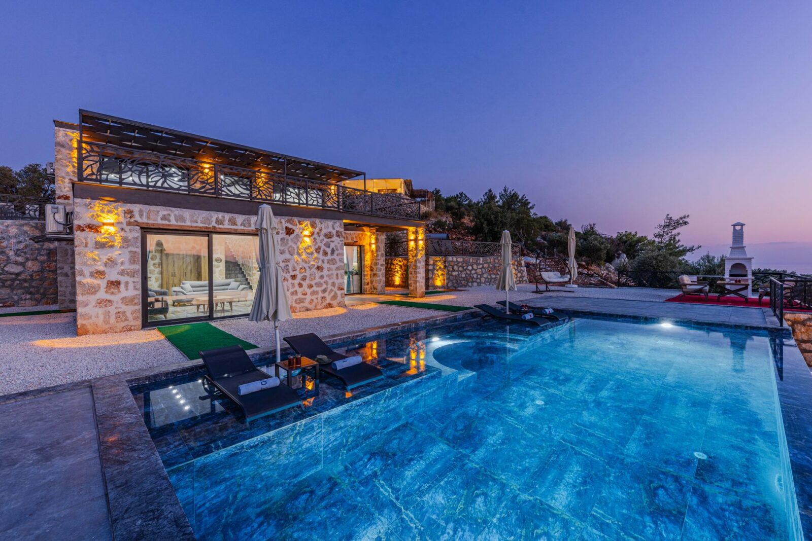 Where Celebrities Stayed for Their Euro Summers - Photo by Ahmet ÇÖTÜR on Pexels