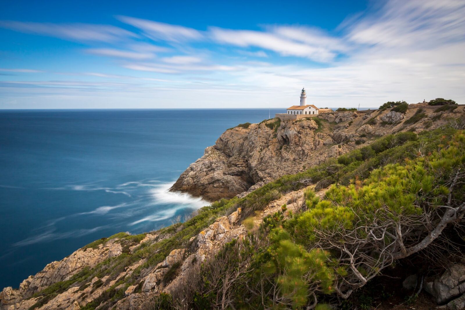 Majorca’s Hidden Coastal Treasure Overwhelmed as Selfie Tourism Fuels Unprecedented Traffic Pressure - Photo by Martin Klass on Pexels