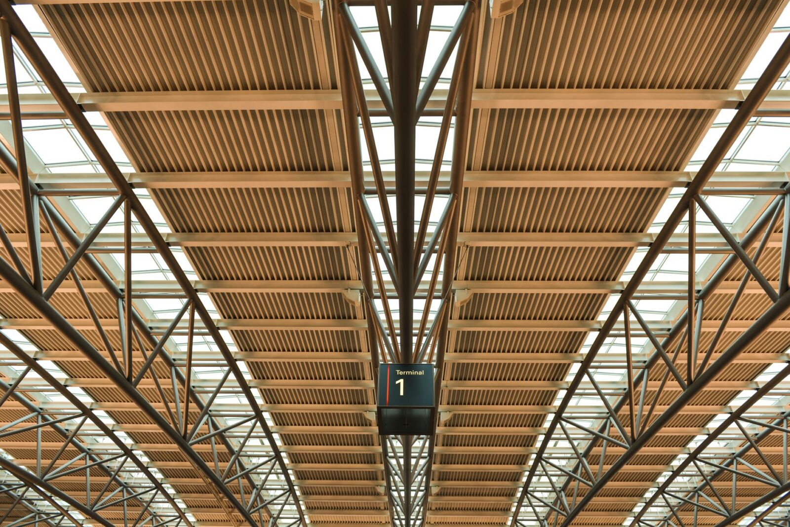 cheap flights london - Photo by Wolfgang Weiser on Pexels