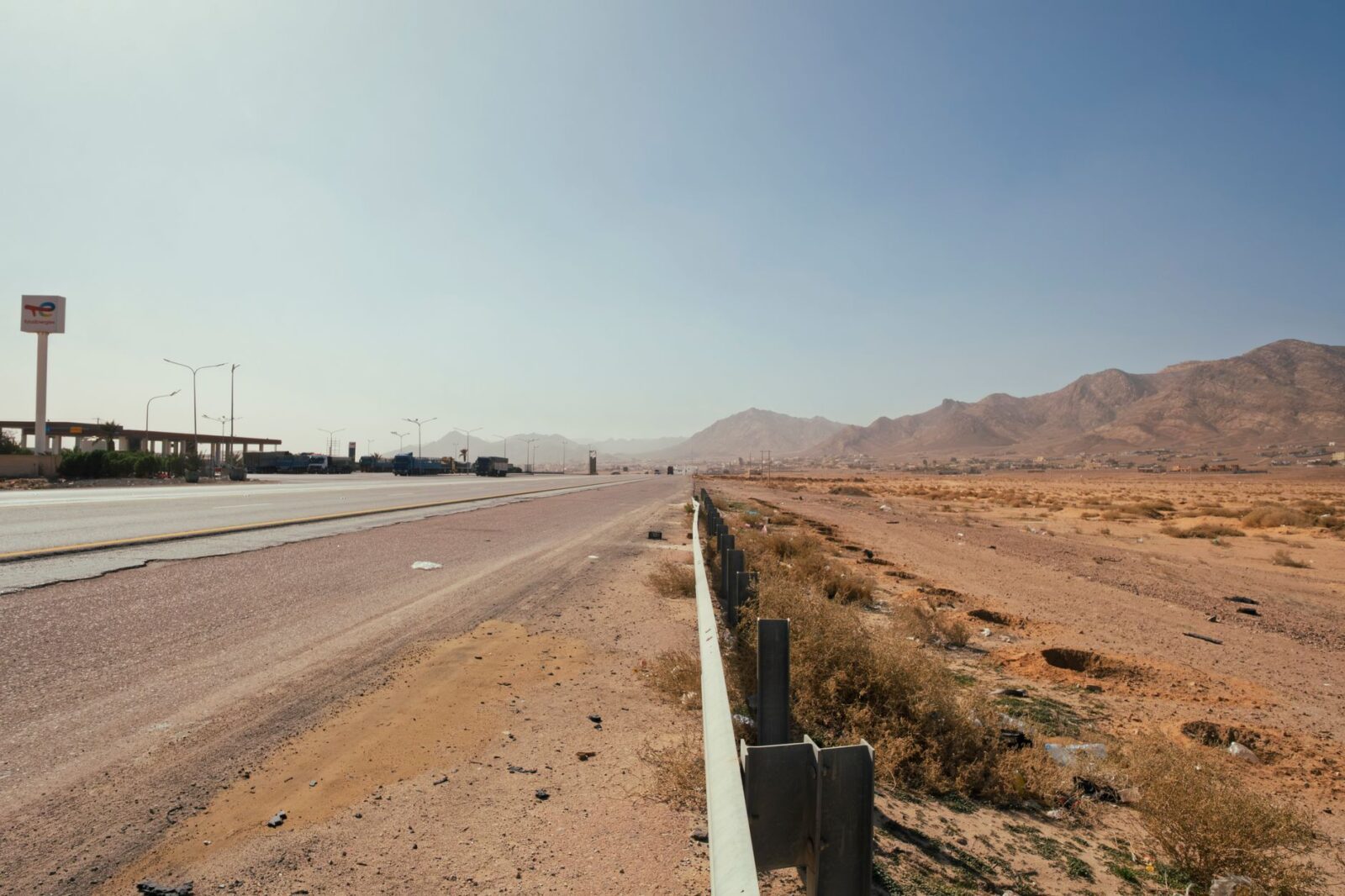 UAE Travel Plans Face Delays After Dubai Sheikh Mohammed bin Zayed Road Collision Near Ras Al Khor - Photo by Plastic Lines on Pexels