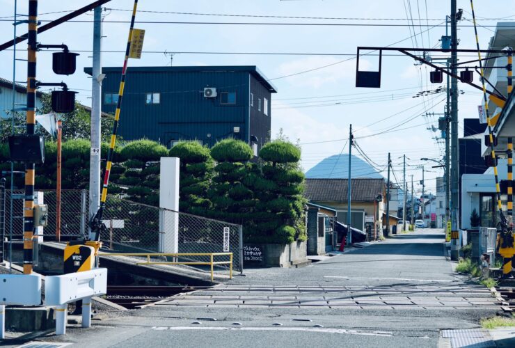 Near miss at Hopperton Old Station user worked crossing - Photo by YK NG on Pexels
