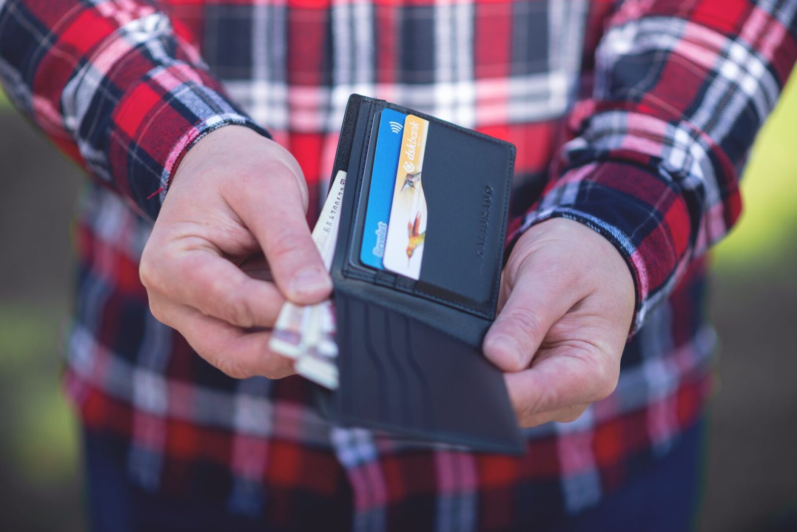 Quarterly statement credits and bonus categories: Maximize these Q3 benefits before Sept. 30 - Photo by Emil Kalibradov on Pexels
