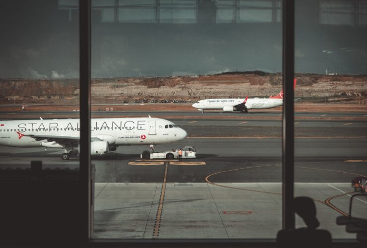 Is it worth becoming a Citi / AAdvantage Executive authorized user for Admirals Club access? - Photo by Yaşar Başkurt on Pexels