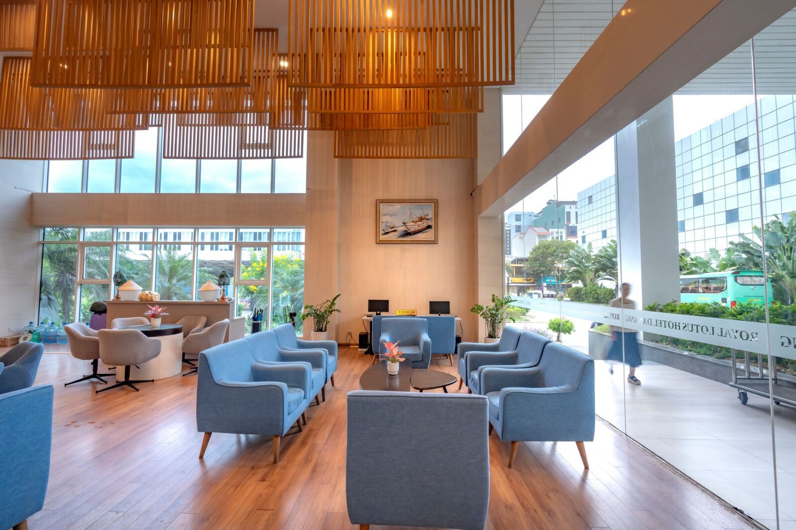 best hotels in amsterdam city center - Photo by Quang Nguyen Vinh on Pexels
