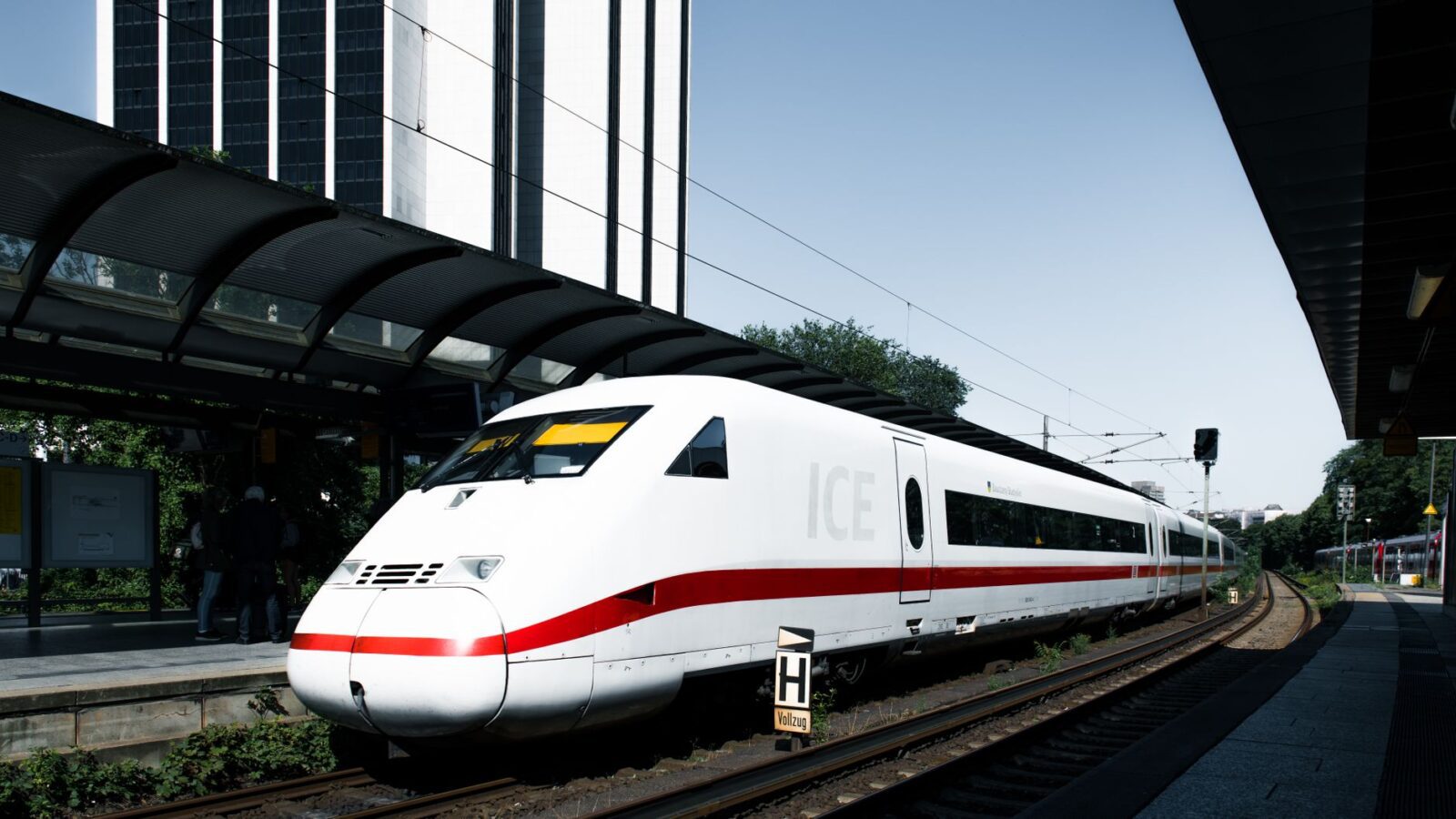 I Took the UAE's New Train Service From Dubai to Abu Dhabi—Here’s What It's Like - Photo by Wolfgang Weiser on Pexels
